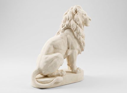 Leão gigante de jardim com base em pedra artificial, vista lateral, ornamento decorativo exterior Godinho