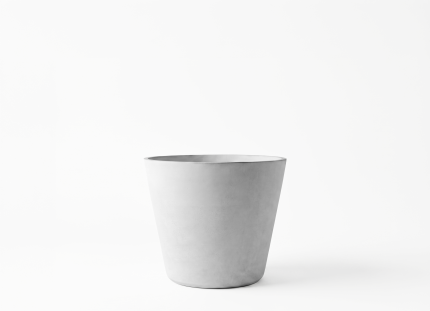 Vaso Conus 27 em cimento natural Godinho Concrete Design para interior e exterior