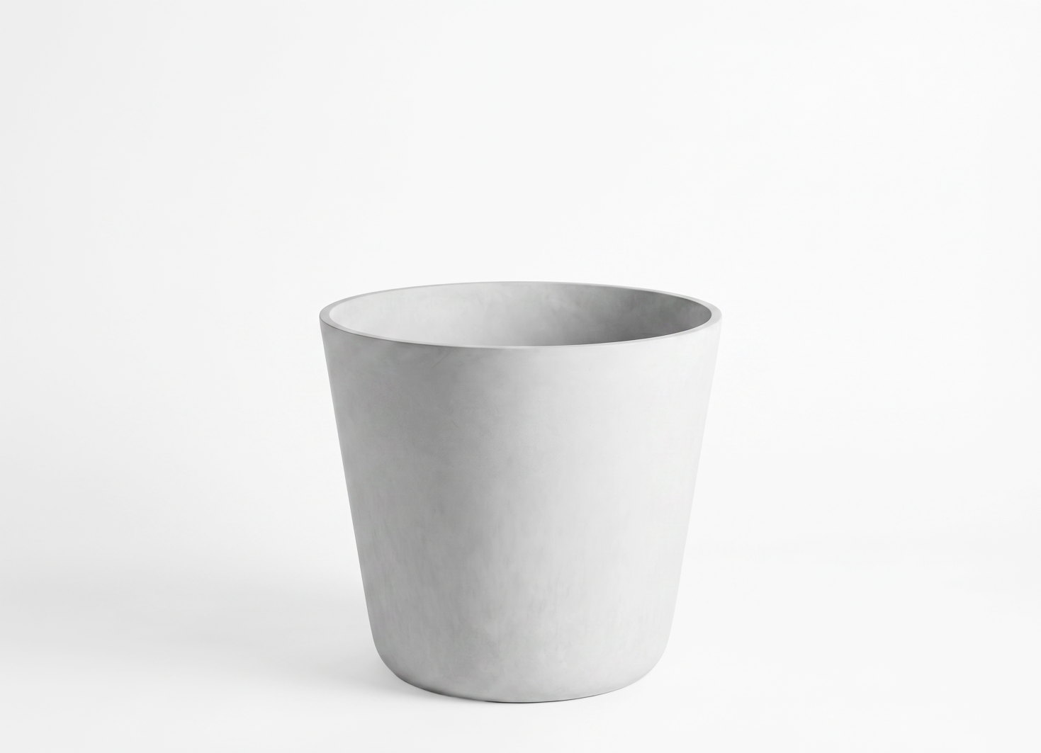 Vaso Conus 36 em cimento natural Godinho Concrete Design para interior e exterior