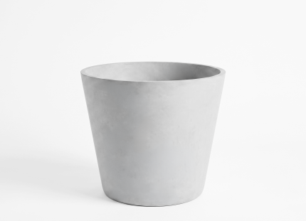 Vaso Conus 44 em cimento natural Godinho Concrete Design para interior e exterior