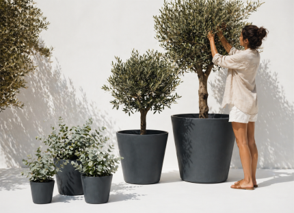 Vasos Conus em cimento antracite Godinho Concrete Design para terraços e exteriores